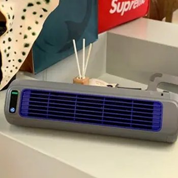 Froza AC auf einem Regal im Wohnraum